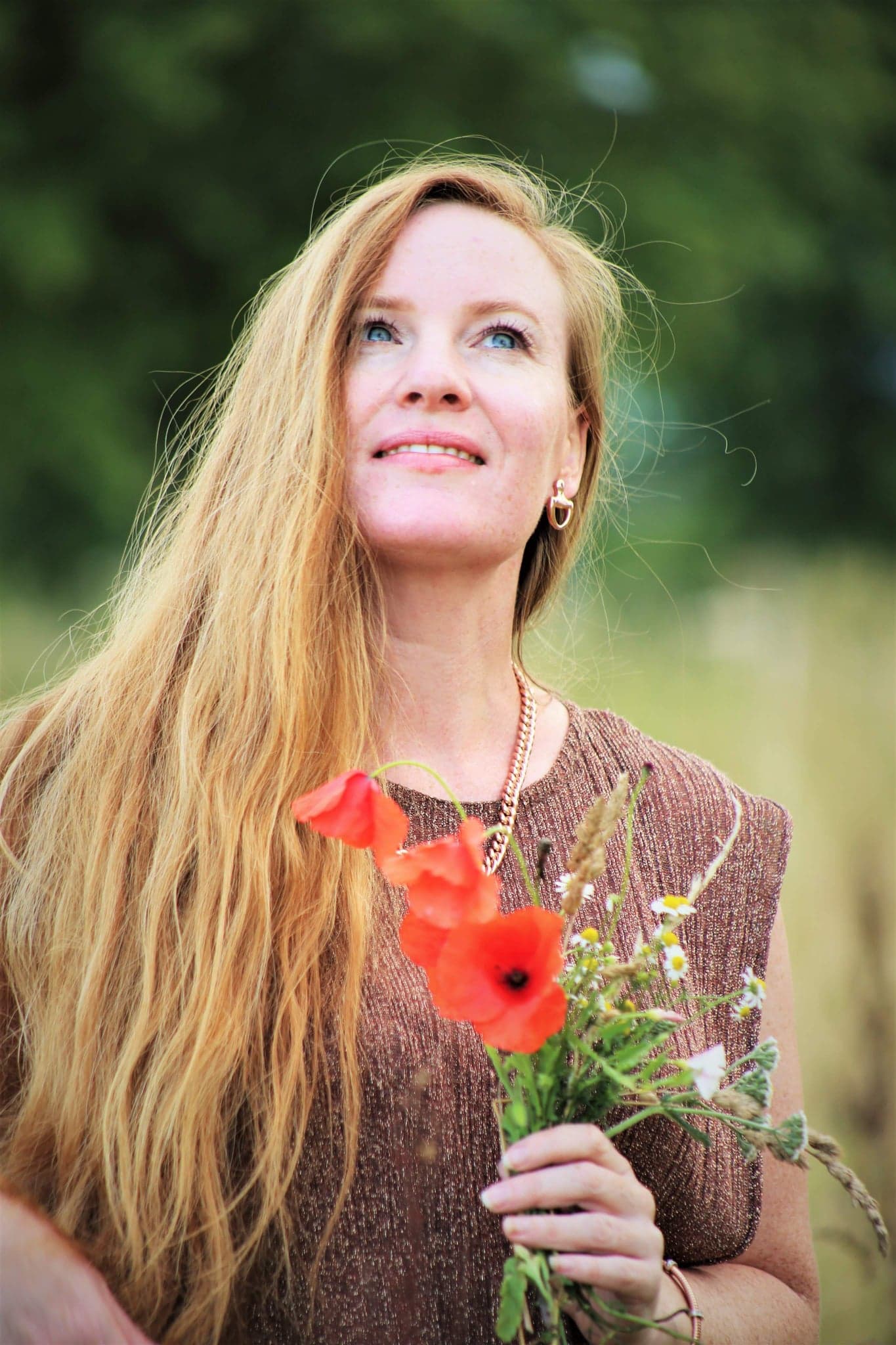 Velkommen! Jeg er hår og make-up artist. Jeg er certificeret fra Make-upartistuddannelsen i Viborg. Jeg er stifter af HEY REDHEAD® og den nye Light as a Lash Mascara.Du kan finde Light as a Lash her på siden. Men du kan også følge med på heyredhead.euPå heyredhead.eu shipper vi  hele EU.