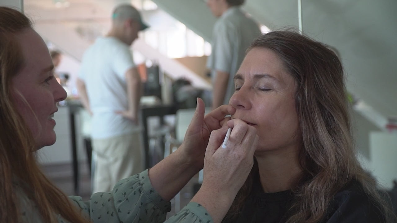 Indlæs video: Eva Reng-Andersen sminker Mia Lyhne