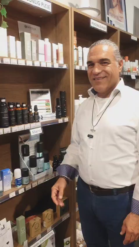 Du kan bestille YAZ Shampoo ved Makeupartist.heyredhead.dk, i denne video præsentere Diego Yaz sin shampoo. Video af Eva Reng-Andersen. Persian Herbs produceret i Danmark. Urte Shampoo.